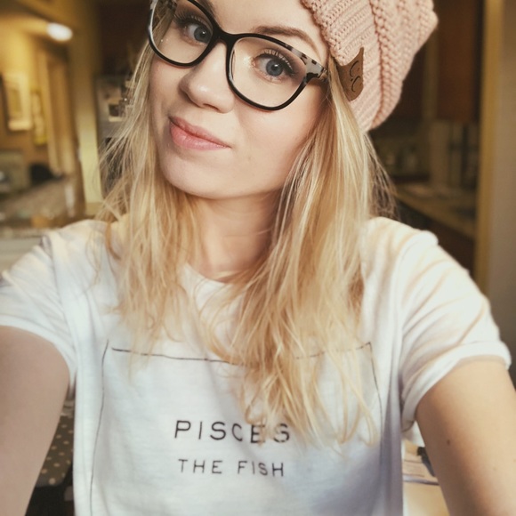 Meet your Posher, Nichole - Picture 3 of 5